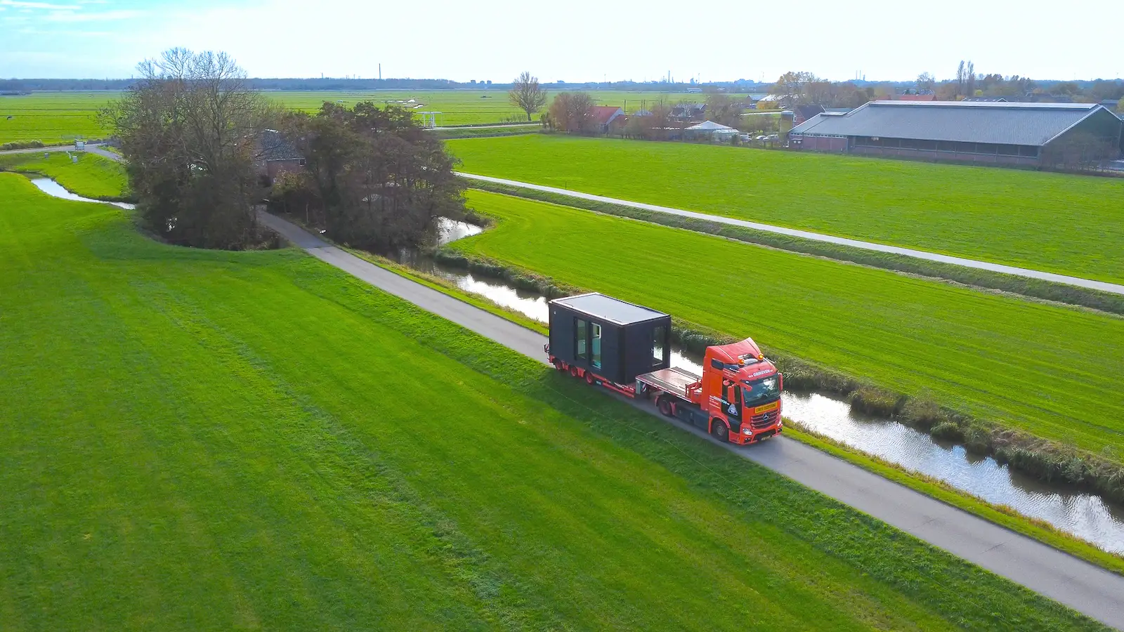 コンテナを運ぶトレーラー