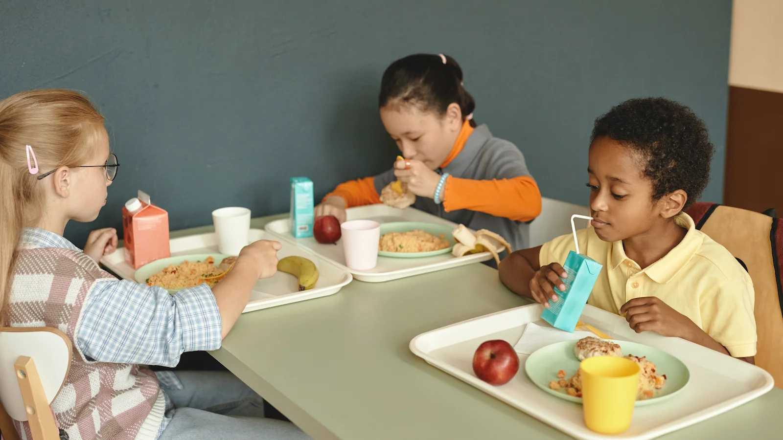 学校でランチを食べる生徒