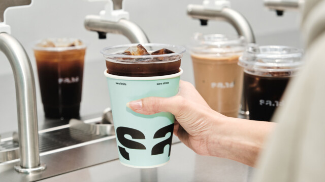 🇰🇷環境に優しいビーンレスコーヒー「SANS」を展開する韓国企業Wake、北米進出に向けた資金調達を実施

-------------------------
伝統的な発酵技術で目的の香り分子を作り出し、不安定な豆の供給に依存しない代替コーヒー☕️を生産。

店頭ではわずか3秒でエスプレッソを「抽出」でき、淹れる人によって出来栄えが左右されないシステムを作り上げました。

現在は韓国国内のみでの展開ですが、今年ニューヨークに店舗開設を計画しています🗽

🔗記事本文は、プロフィールのリンクから

#フードテック #代替コーヒー #ビーンレスコーヒー #コーヒー栽培 #乳酸発酵 #微生物発酵