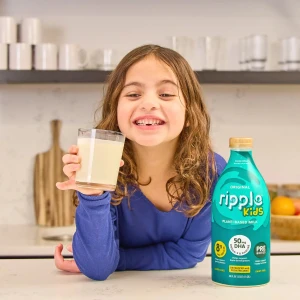 キッチンでミルクを飲む子供