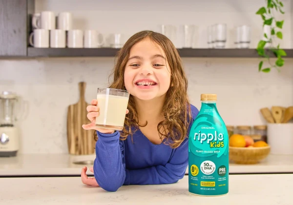 キッチンでミルクを飲む子供