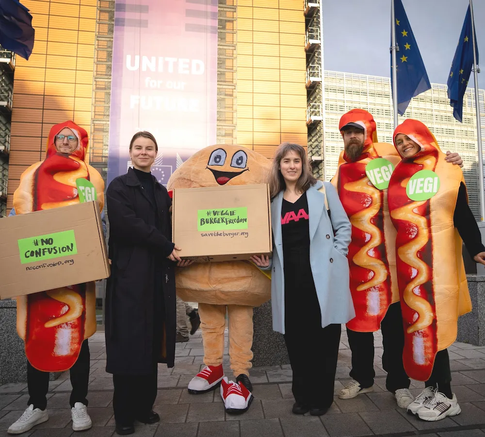 ハンバーガーの着ぐるみとその他の人