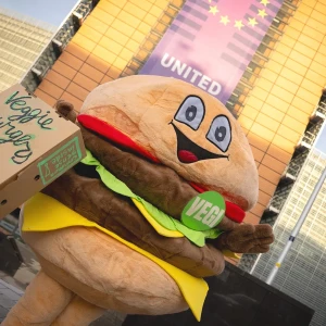 ハンバーガーの着ぐるみで抗議する人