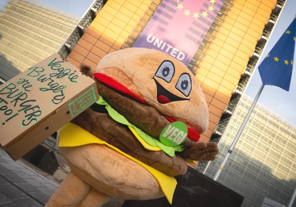 ハンバーガーの着ぐるみで抗議する人