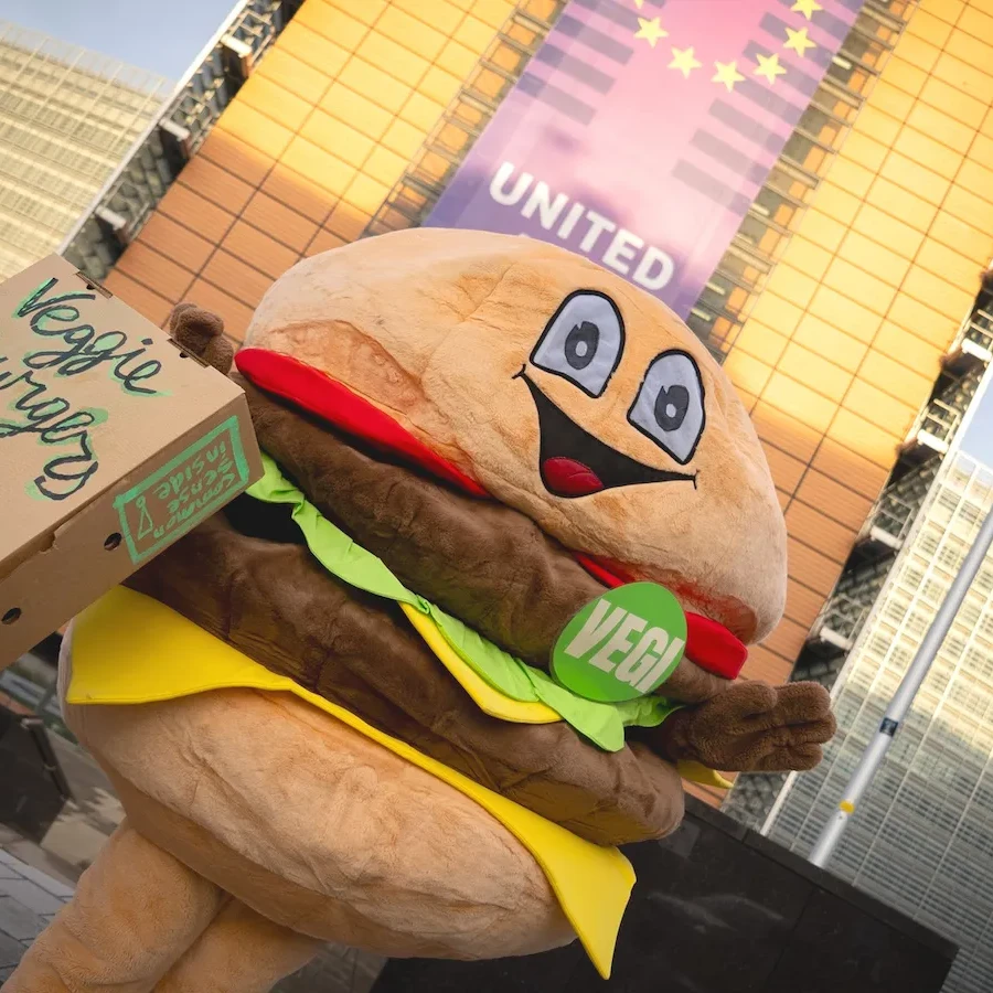 ハンバーガーの着ぐるみで抗議する人