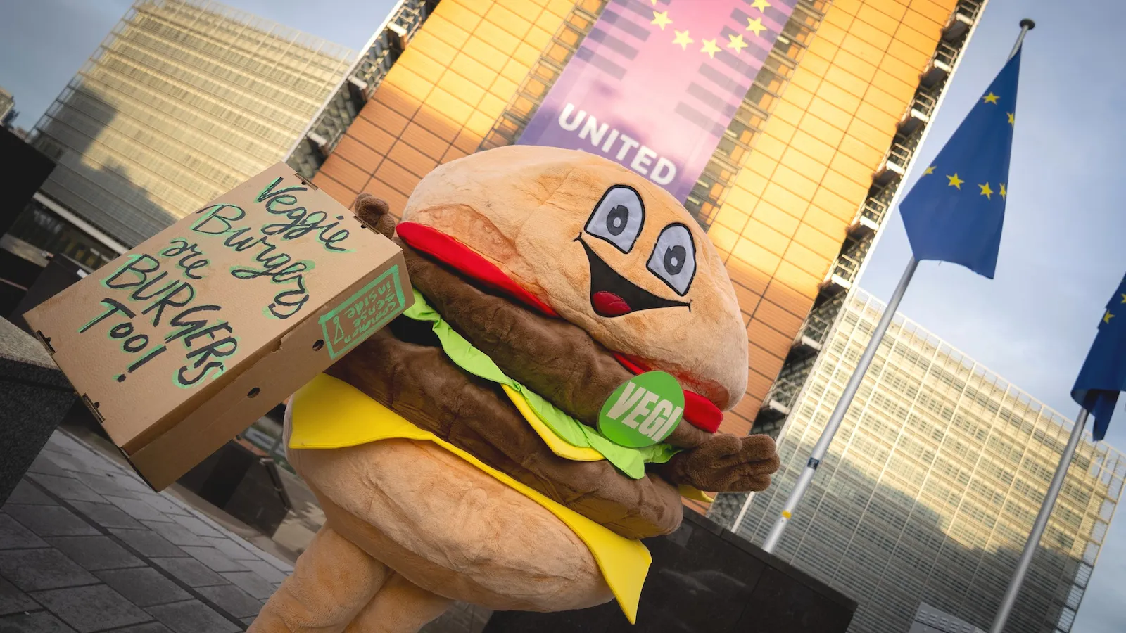 ハンバーガーの着ぐるみで抗議する人