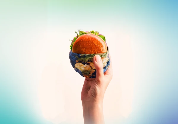 ハンバーガーを持つ手