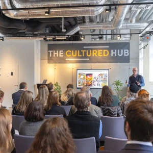 イベントでプレゼンする様子