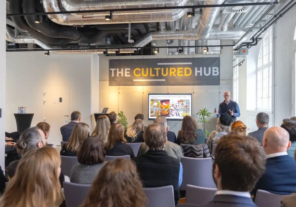 イベントでプレゼンする様子