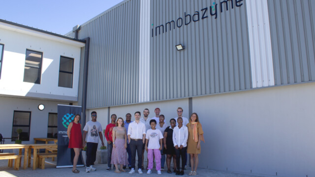 🇿🇦南アフリカの精密発酵企業Immobazymeが、生物学的製剤のプラットフォーム拡大のため約2.3億円を調達

-------------------------
新施設を建設して、生物学的製剤💊や治療薬を国内外のパートナーに低価格で供給できる体制を確立する計画です。

現在、アフリカでは消費する医薬品の大部分を輸入に頼っており、有効成分の大半も外部調達されているのが現状🚢

自国での生産を進めて、この根深い依存構造を解消する狙いもあります。

🔗記事本文は、プロフィールのリンクから

#細胞農業 #バイオものづくり #精密発酵 #微生物工学 #生物学的製剤 #治療薬 #ヒトオリゴペプチド #成長因子 #バイオテクノロジー #微生物発酵