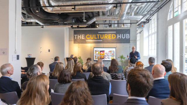 🇨🇭スイスのバイオテクノロジー拠点The Cultured Hub、培養肉からカカオ・コーヒーの植物細胞培養へと拡大

-------------------------
「The Cultured Hub」は、ミグロ、ジボダン、ビューラーグループというスイスの業界大手3社が共同で運営する施設。

今回の事業拡大は、サプライチェーンの崩壊や価格高騰の問題に直面している、チョコレート🍫やコーヒー☕️業界のメーカーを支援する目的です。

共有で使えるインフラを提供して、スタートアップと業界大手の協業を促進します。

🔗記事本文は、プロフィールのリンクから

#細胞農業 #代替プロテイン #代替タンパク質 #フードテック #細胞性食品 #培養カカオ #培養コーヒー #代替チョコレート #代替コーヒー #バイオテクノロジー #細胞培養 #ミグロ #ジボダン #ビューラー