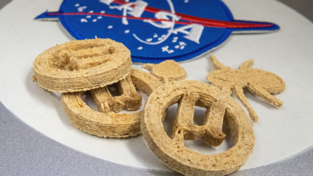 🇺🇸酵母の力で廃プラスチックをクッキーに、NASAが支援する大学研究で新たな成果

-------------------------
プラスチック汚染という大きな問題を、食料不足という別の問題を解決する手段に転換する技術が開発されました👏

遺伝子改変🧬を施した酵母が廃プラスチック（PET）や植物由来のバイオマスを餌にして発酵することで、タンパク質などの食品成分を生成します。

研究チームは数年以内の製品化を目指しており、被災地での食料確保や宇宙ミッションでの活用が期待されています🍪🚀

🔗記事本文は、プロフィールのリンクから

#細胞農業 #代替プロテイン #代替タンパク質 #フードテック #未来の食 #バイオテクノロジー #マイクロプラスチック問題 #宇宙食 #宇宙ミッション #精密発酵 #微生物発酵 #米航空宇宙局