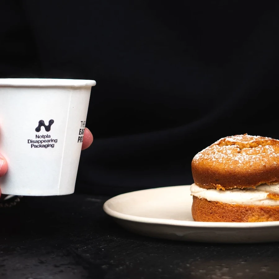 紙カップとパン