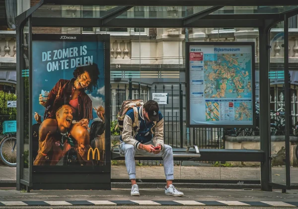 マクドナルドのバス停広告