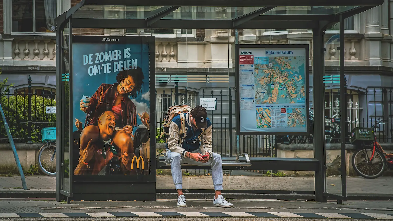 マクドナルドのバス停広告