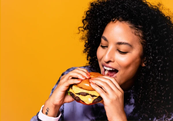 ハンバーガーを食べる人