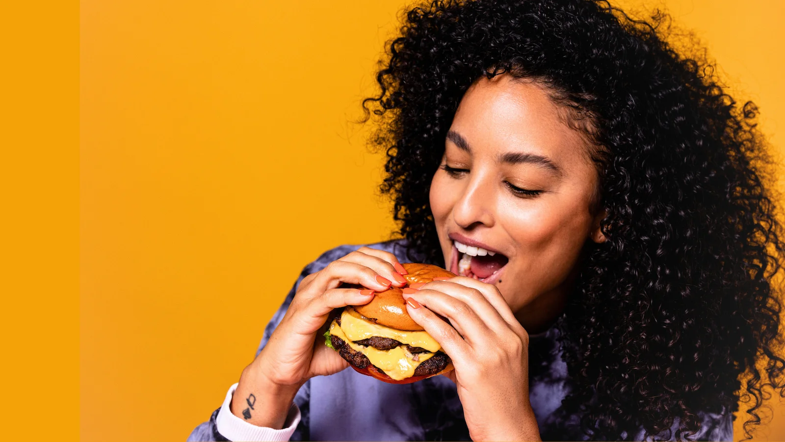 ハンバーガーを食べる人