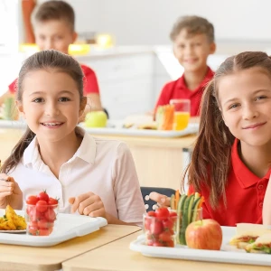 野菜を食べる生徒
