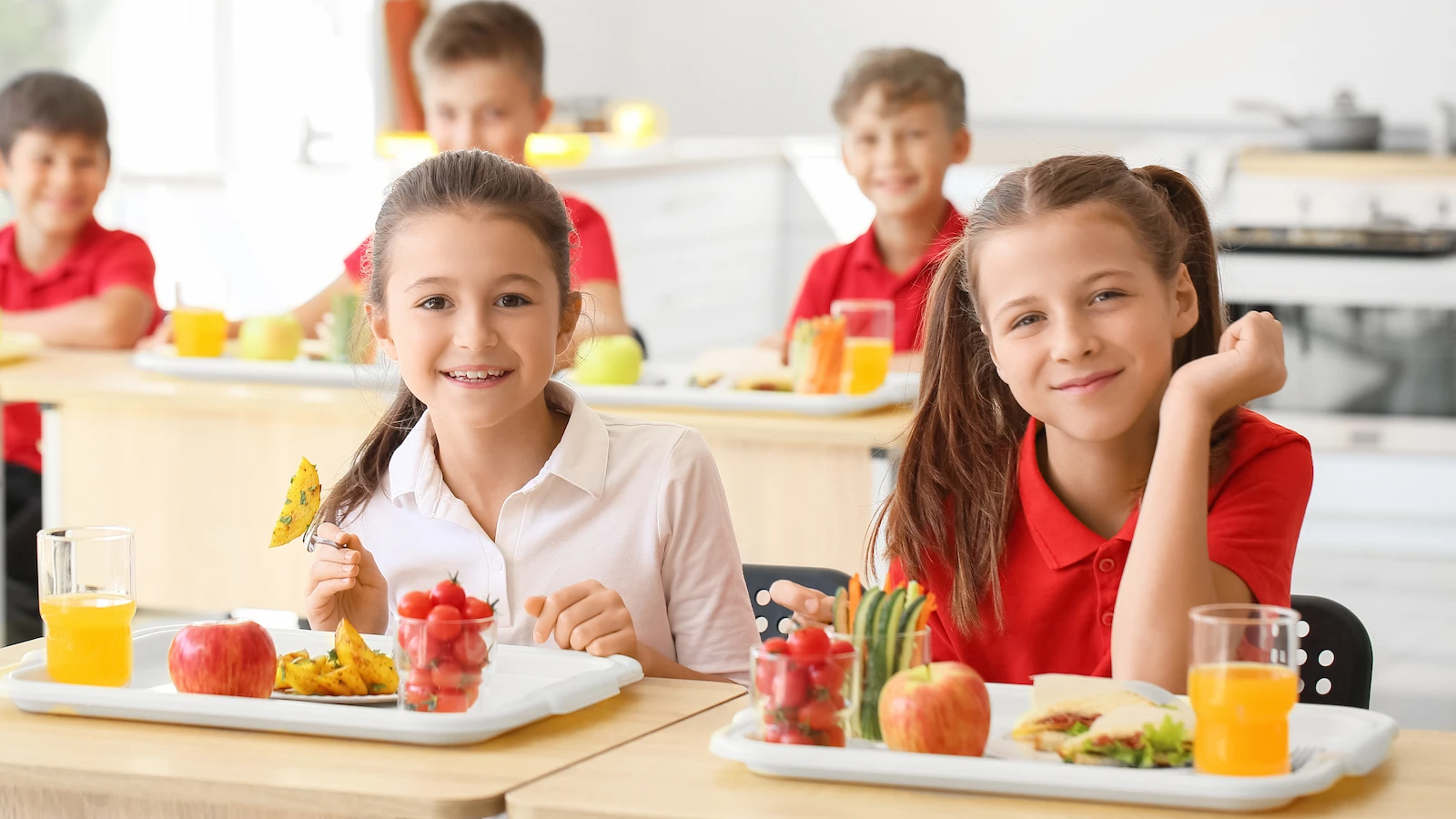 野菜を食べる生徒