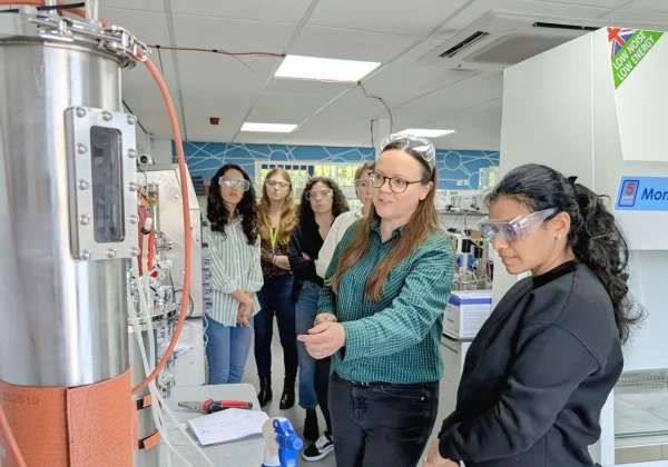 ラボの研究者とバイオリアクター