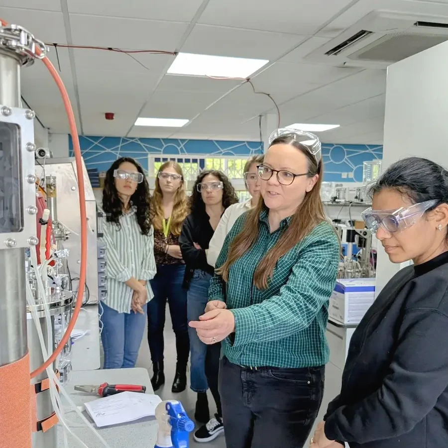 ラボの研究者とバイオリアクター