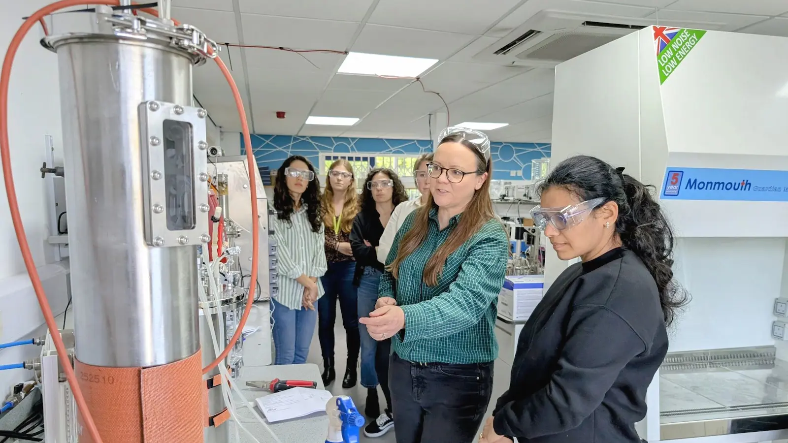 ラボの研究者とバイオリアクター