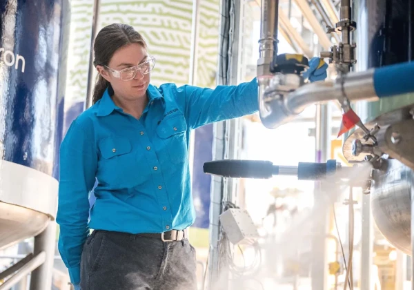 発酵タンクを操作する技術者