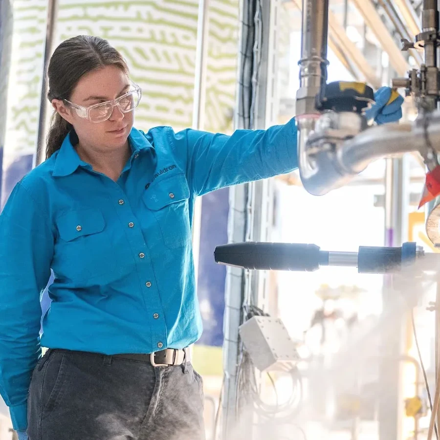 発酵タンクを操作する技術者