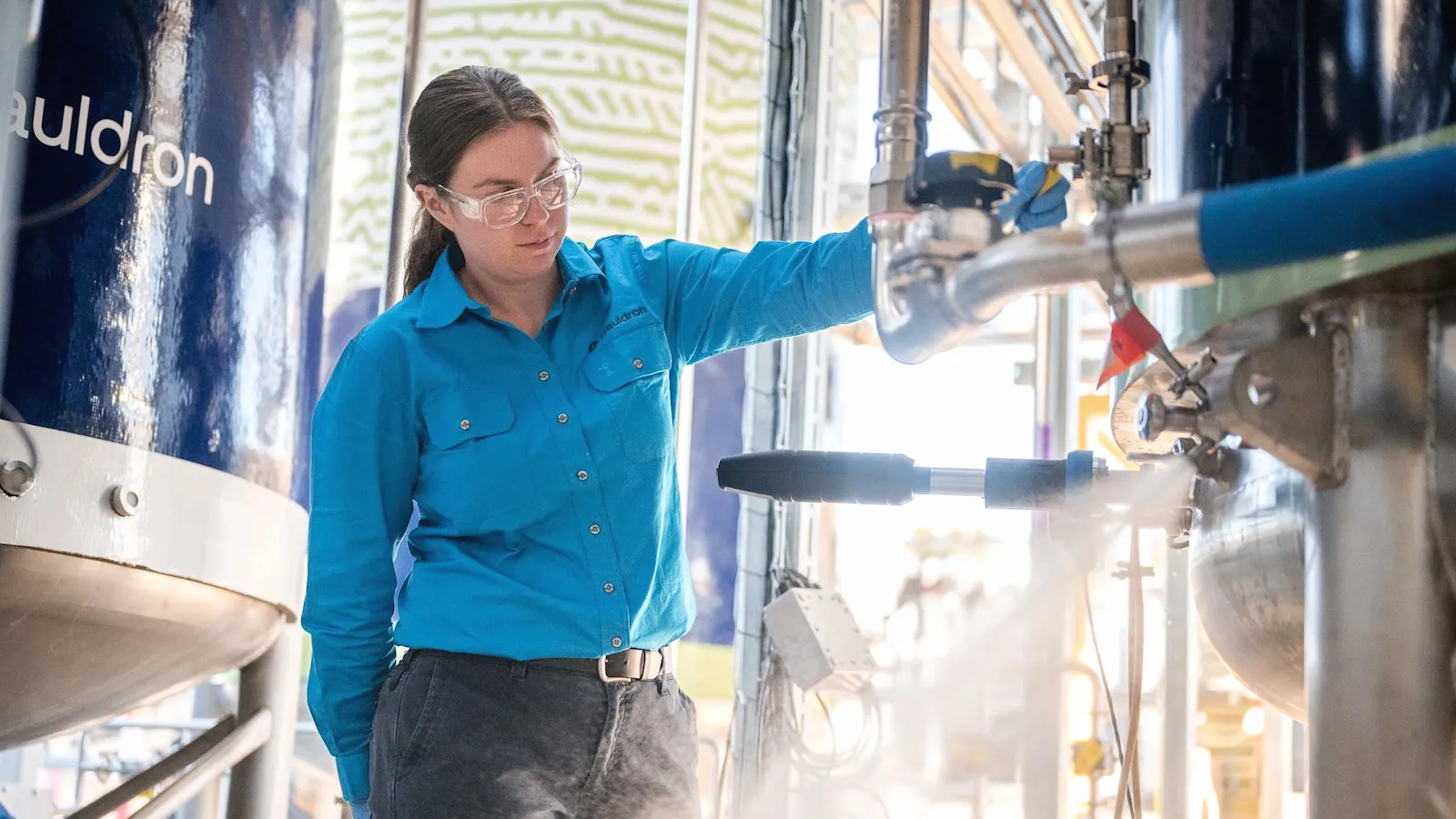 発酵タンクを操作する技術者