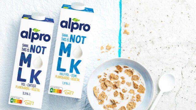 🇨🇭スイス最高裁、ダノンの上訴を棄却し植物性飲料への「ミルク」表示を禁止

-------------------------
ダノンの製品「This Is Not M*lk」のような伏字を用いた表現であっても、消費者の誤解を招くものとして禁止に🙅‍♀️

スイスでは昨年、植物性代替肉のラベルにも「チキン」や「ビーフ」などの記載を行うことが禁止されました。

食生活ガイドラインでは国民に植物性食品の摂取増を促す📣一方で、企業にとっては不利な規制も強化しています。

🔗記事本文は、プロフィールのリンクから

#代替プロテイン #代替タンパク質 #フードテック #植物性プロテイン #植物性タンパク質 #植物性たんぱく質 #植物性食品 #植物性ミルク #代替乳製品 #代替ミルク #ヴィーガンフード #ヴィーガン食品 #オーツミルク #ダノン