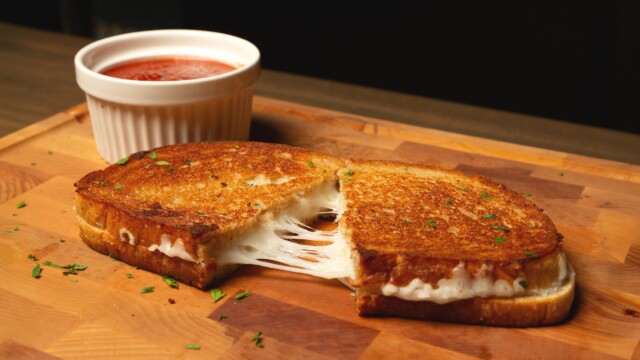 🇨🇦カナダのAuX Labs、精密発酵カゼインを使用したチーズの商品化に向けて約6.4億円の資金を獲得

-------------------------
#カゼイン は牛乳に含まれる主要な乳タンパク質で、チーズ🧀の溶けや伸びを生み出す成分。

植物由来の代替チーズにはこれが不足しているため、不満を抱く消費者が多くなっているのが現状です。

AuX Labsは、既存の発酵能力を活用して安価にカゼインを発酵生産し、課題とされてきた代替チーズの性能改善につなげる狙い🗝️

すでに米国での販売認可を取得済みで、市場投入に向けたパートナーシップの強化を図ります。

🔗記事本文は、プロフィールのリンクから

#細胞農業 #代替プロテイン #代替タンパク質 #フードテック #代替チーズ #精密発酵 #精密発酵タンパク質 #精密発酵乳タンパク質 #微生物発酵