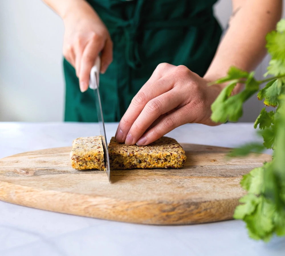 菌糸体製品を切るところ