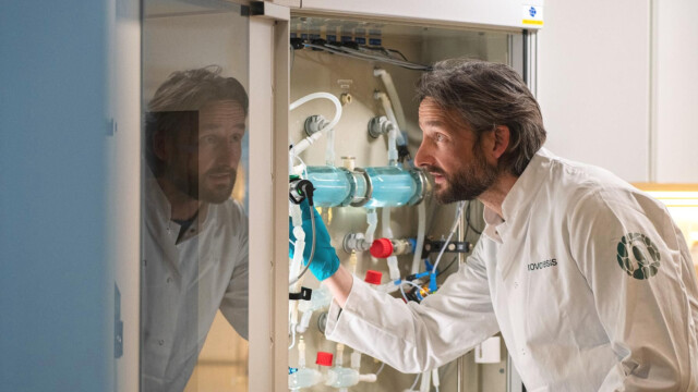 🇩🇰Novonesisとデンマーク工科大学が提携、ビル・ゲイツも支援するプロジェクトの一環でCO₂の食料転換を進める

-------------------------
回収したCO₂に由来する酢酸塩を微生物の餌に用いて、#ガス発酵 によりタンパク質を生産するプロジェクト。

ほとんどの微生物は糖（グルコース）を栄養源として増殖しますが、糖の供給には、原料となる大量の作物🌽の栽培が欠かせません。

これを酢酸塩で置き換えることで、広大な農地の必要性をなくし、気候変動の緩和と食料不足の解消に寄与できると期待されています🌊

🔗記事本文は、プロフィールのリンクから

#代替プロテイン #代替タンパク質 #フードテック #微生物タンパク質 #単細胞タンパク質 #未来の食 #酢酸塩 #微生物発酵 #ビルゲイツ財団 #ノボノルディスク #デンマーク工科大学